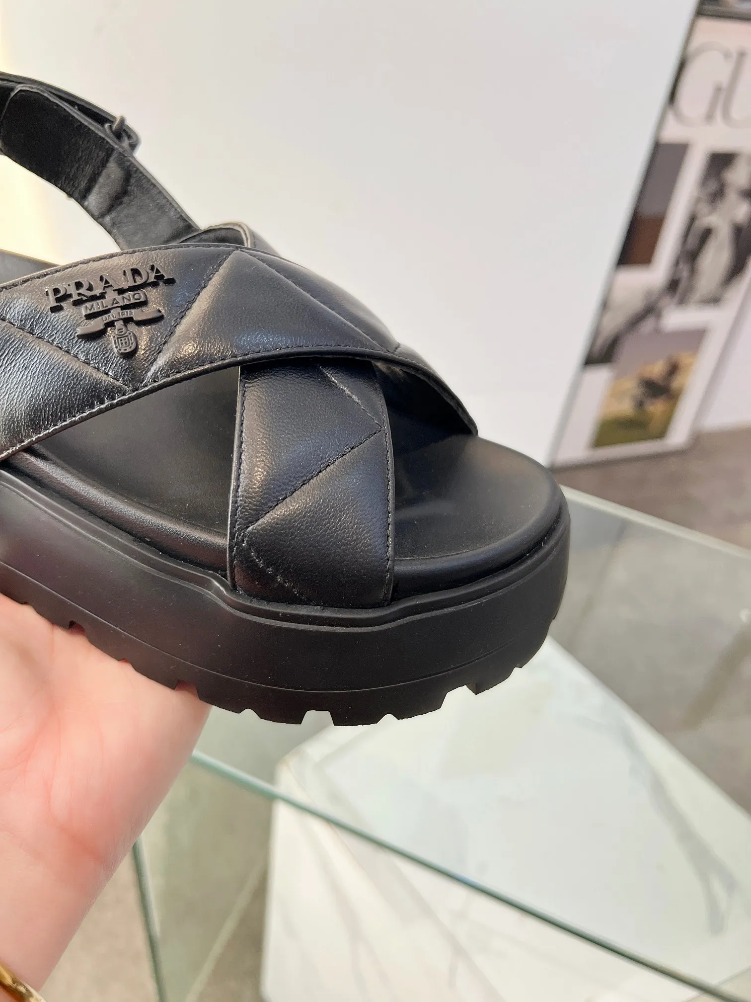 👟👟Ex-factory price 460👟👟 PRADA 2025 vs spring and summer popular sandals series... [Thick-soled double-button sandals] Original 1:1 customization, this year's most fashionable and popular retro British style, simple and elegant, all styles are good-looking, platform thick soles make you slimmer and taller, very comfortable, fashionable and versatile... Many Internet celebrities are on their feet. These platform round-toe thick-soled shoes are very popular this year. They can be worn (increased) for both leisure and leisure. ❶Material: Customized imported calf leather ❷Inner: Customized imported sheepskin ❸Outsole: Original molded ultra-light outsole ❹Sole thickness: 5.5cm ❺Number of yards: 35-40 ❻Packaging: Original full set of packaging ☀Color: Official website updated simultaneously